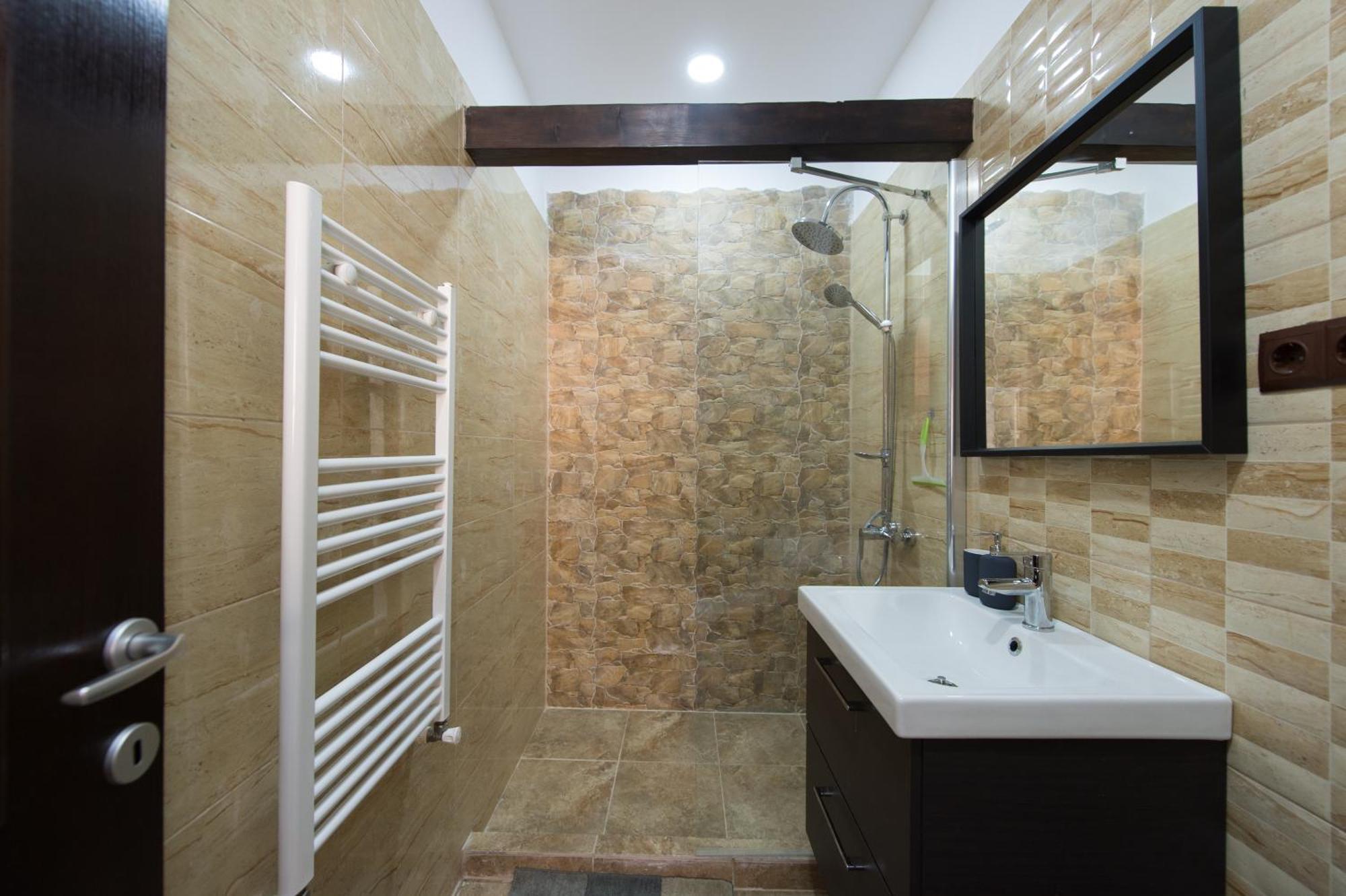 Lovely Brasov Flat With Patio And Mountain Views מראה חיצוני תמונה