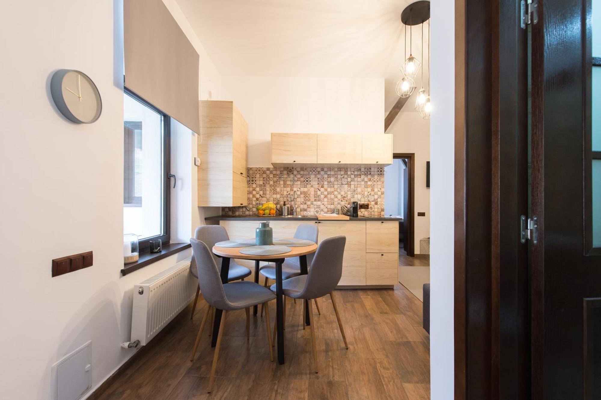 Lovely Brasov Flat With Patio And Mountain Views מראה חיצוני תמונה